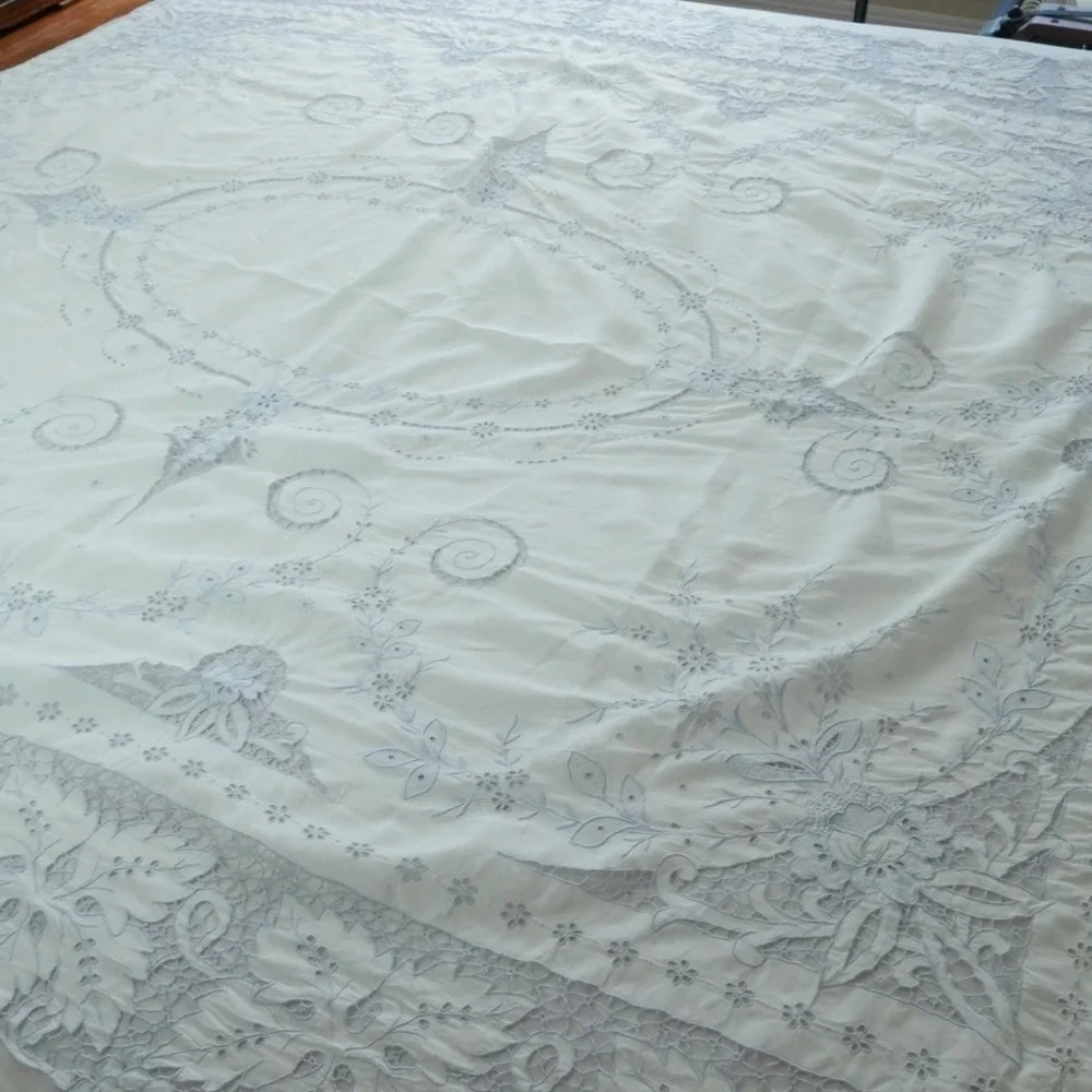 Vintage White Lace Cutwork Tablecloth Floral Madiera Embroidery Bleu White 79x64